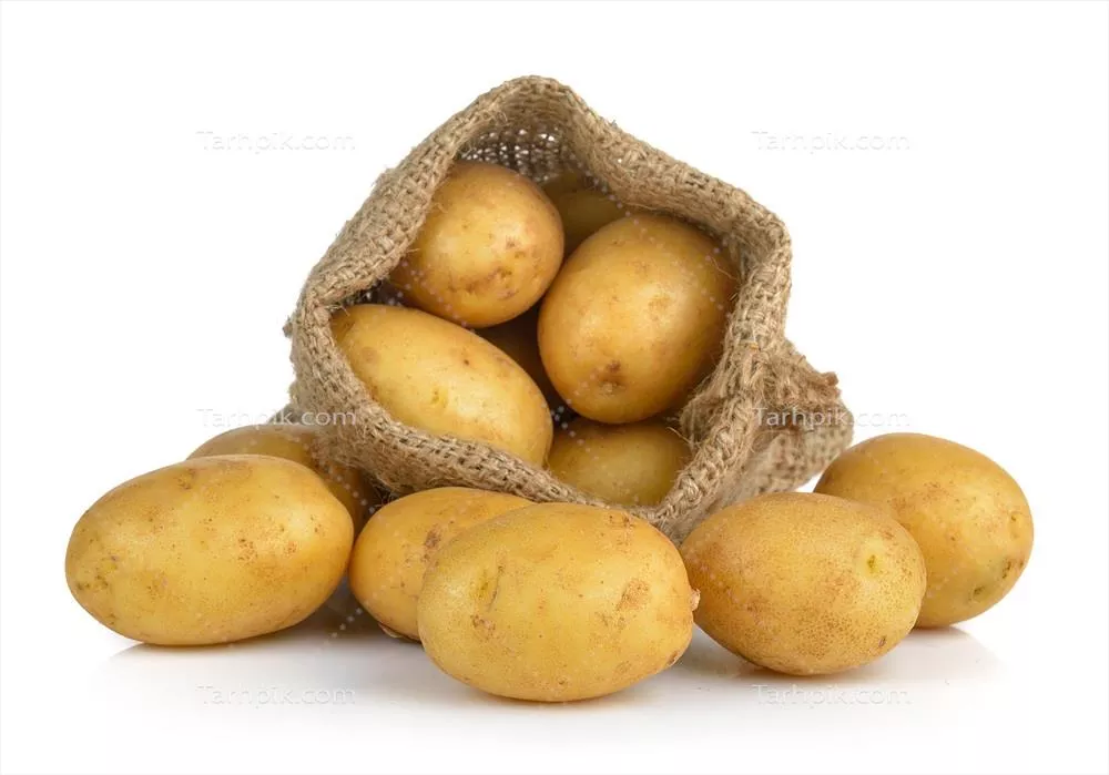 سیب زمینی در کیسه، عکس با پس زمینه سفید کاملاً جدا شده
