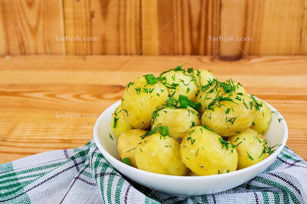 سیبزمینیهای جوان روی پسزمینه چوبی طبیعی و زیبا