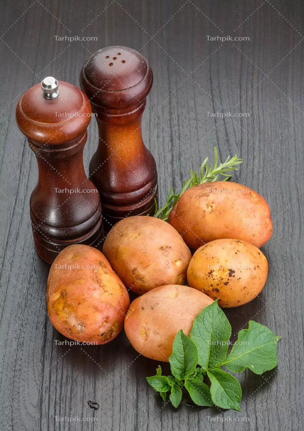 سیبزمینی خام بر روی پسزمینه چوبی: نمایی طبیعی و سالم