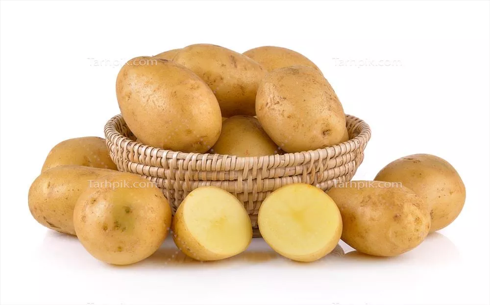 سیب‌زمینی جدا شده روی پس‌زمینه سفید