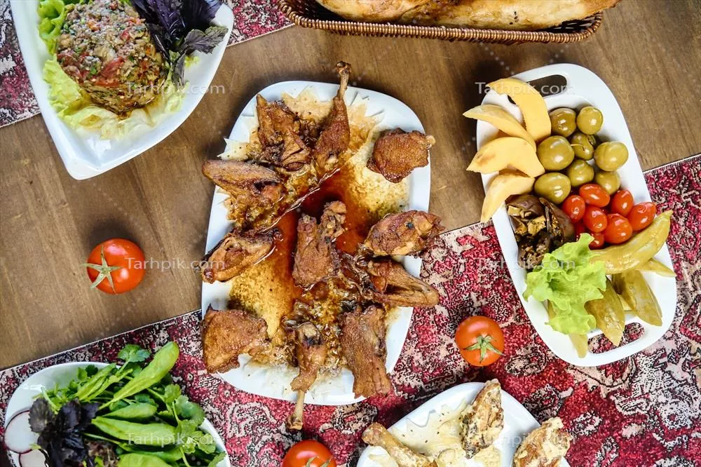 میز با دیس‌های مختلف غذا در رنگ‌ها و طعم‌های متنوع