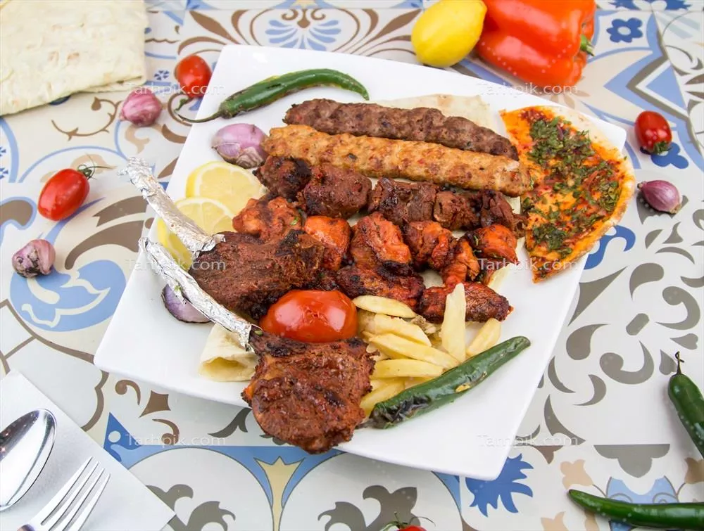 مجموعه کباب ها با تیککا، سیخ کباب دو گوشتی و بریانی در ظرف مخصوص