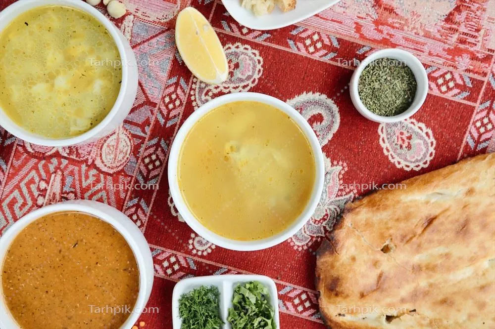 تنوع ظروف غذایی چیده شده بر روی میز برای مهمانی و پذیرایی