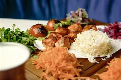 نمای نزدیک از یک ظرف گورمت شیک روی میز غذاخوری