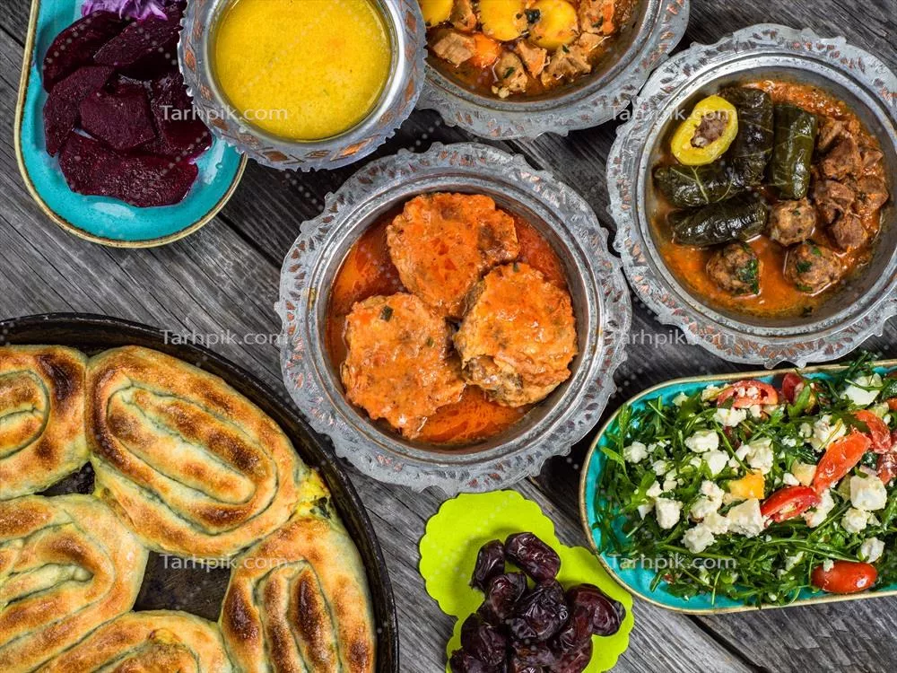 عید مبارک: سپری کردن افطار سنتی رمضان با غذاهای لذیذ و اصیل در ظرف‌های چوبی