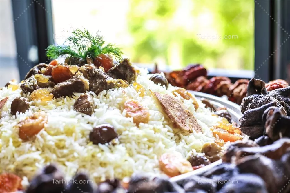 نزدیک‌نگری به یک وعده غذایی خوشمزه بر روی میز چوبی