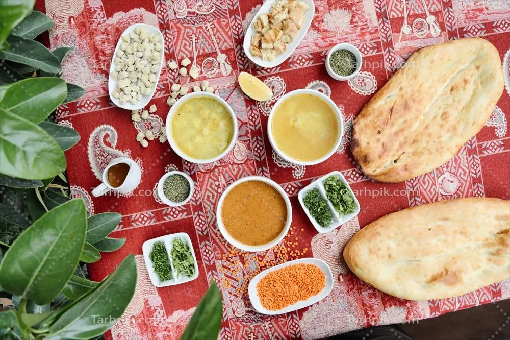 میز با کاسه‌های مختلف غذاهای متنوع و خوشمزه