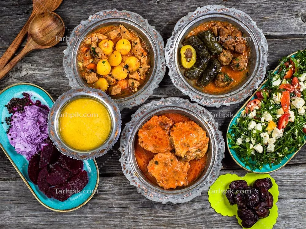 eid-mubarak-afطار-سنتی-رمضان-غذاهای-متنوع-مطبخ-ترکیه-و-بوسنی-در-زمینه-چوبی-آبی