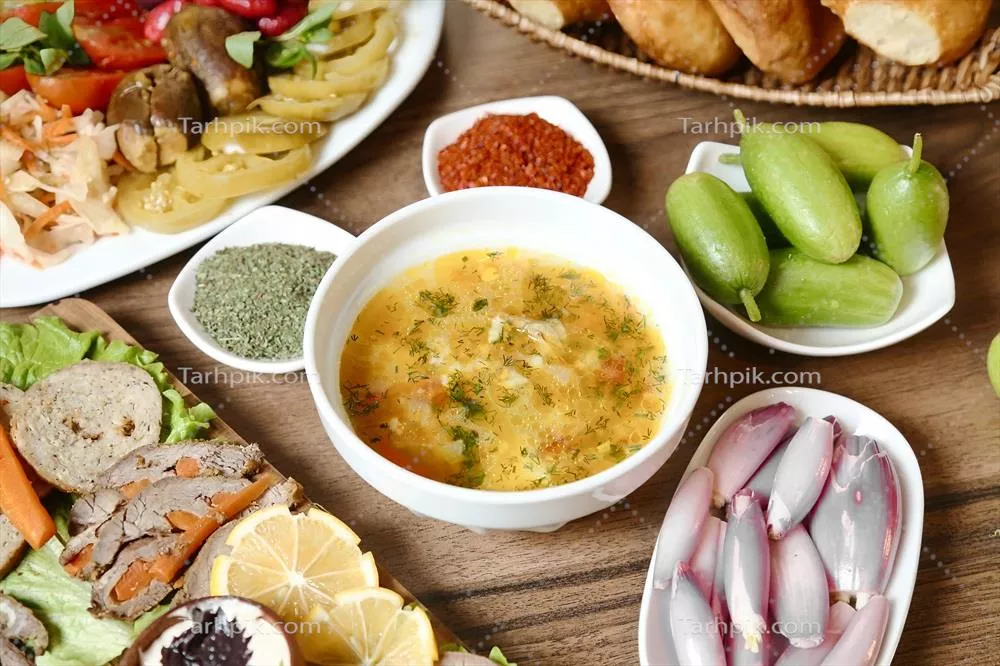 میز چوبی زیبا با نمایش مجموعه‌ای از کاسه‌های غذا
