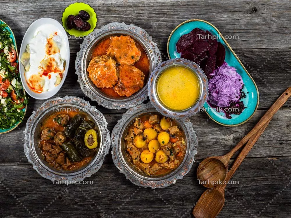 جشن عید مبارک با افطار سنتی و غذاهای لذیذ در ظروف چوبی در پس‌زمینه آبی