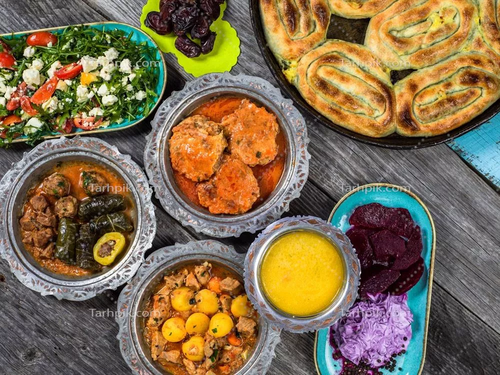 عید مبارک: افطاری سنتی با غذاهای لذیذ در ظرف‌های چوبی زیبا