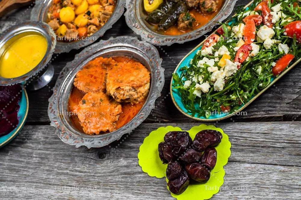 عید مبارک: افطار سنتی رمضان با غذاهای خوشمزه در ظروف چوبی با پیشینه اصیل