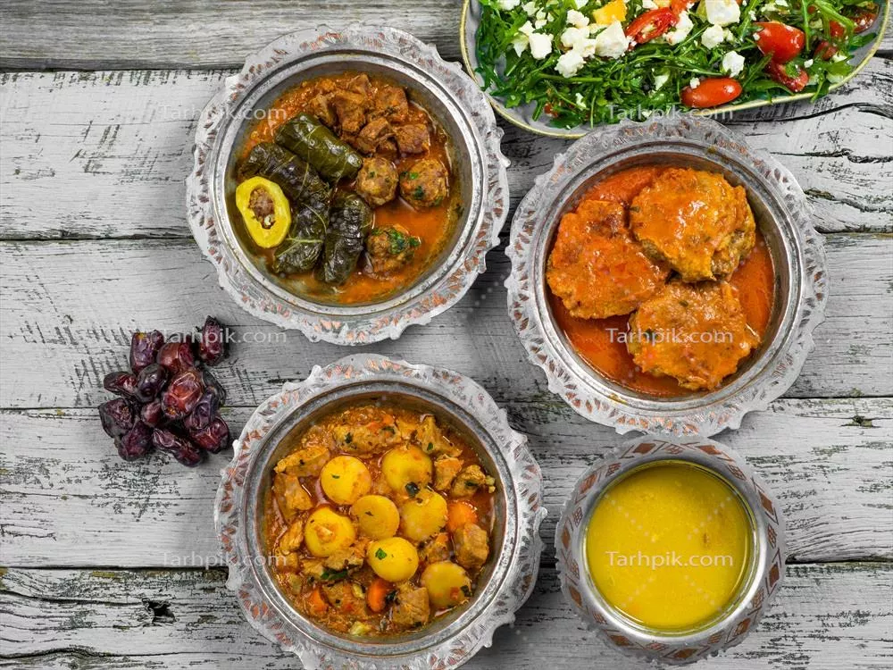 مبارک Eid: افطار سنتی رمضان با غذاهای لذیذ متنوع در ظروف چوبی با طراحی اصیل