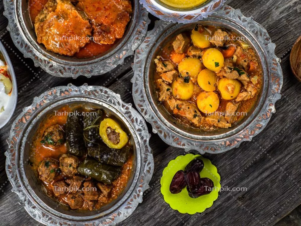 عید مبارک: افطار سنتی رمضان با غذاهای خوشمزه و متنوع در ظرف‌های اصیل چوبی