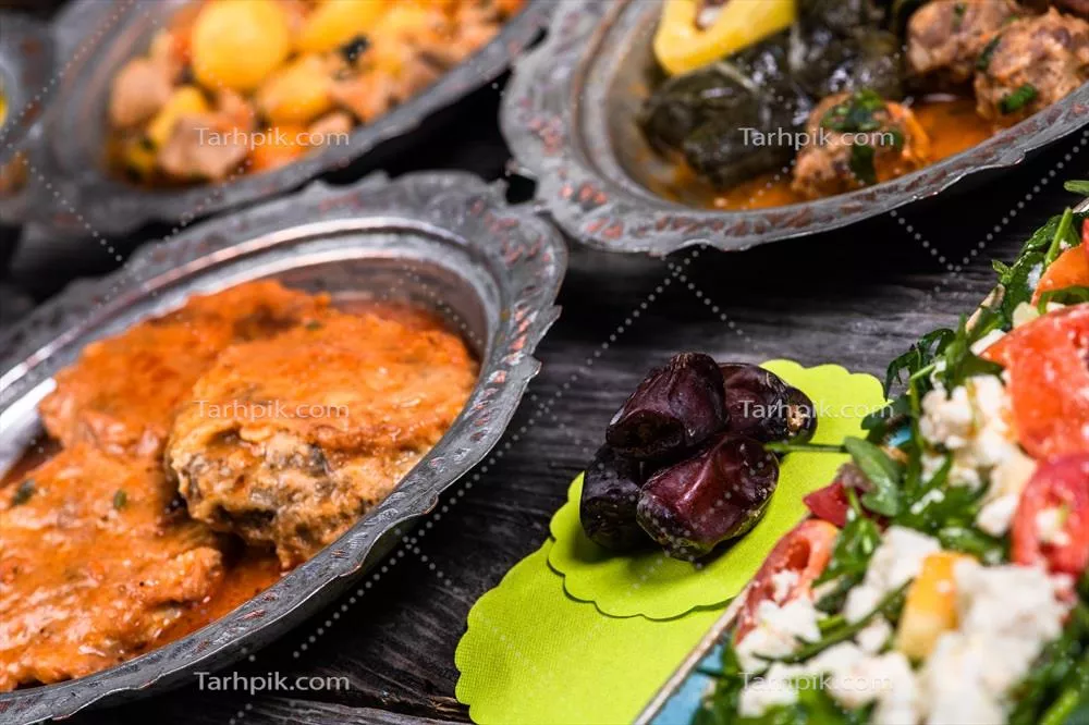 غذاهای خوشمزه و افطاری سنتی در عید مبارک با بشقاب‌های چوبی و رنگی