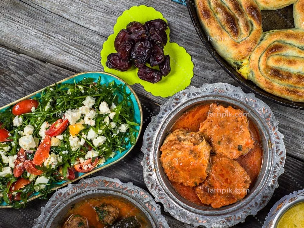 افطار سنتی ویژه عید مبارک با انواع غذاهای خوشمزه در ظرف های اصیل و چوبی