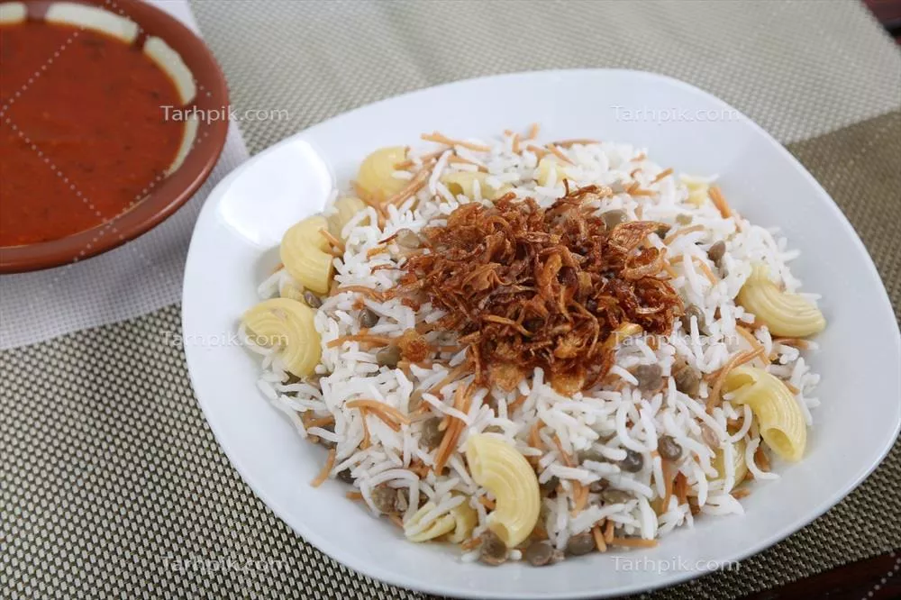 کوشاری با دقوس تند، برنج های خوشمزه عربی در یک ظرف ارائه شده