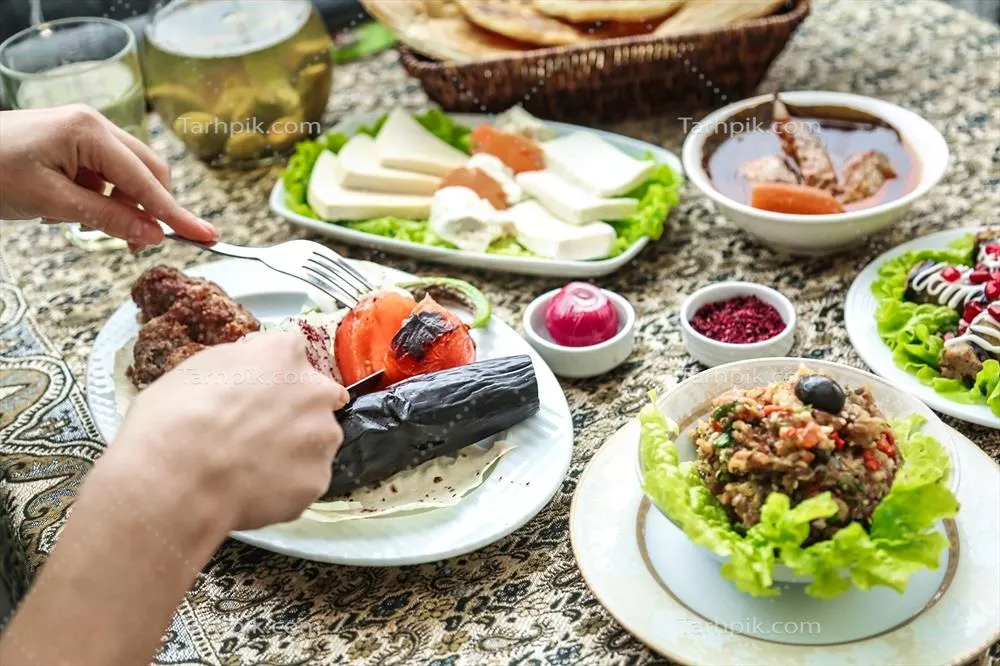 سفره‌ای تزئین شده با انواع غذا و کاسه‌های سس خوشمزه
