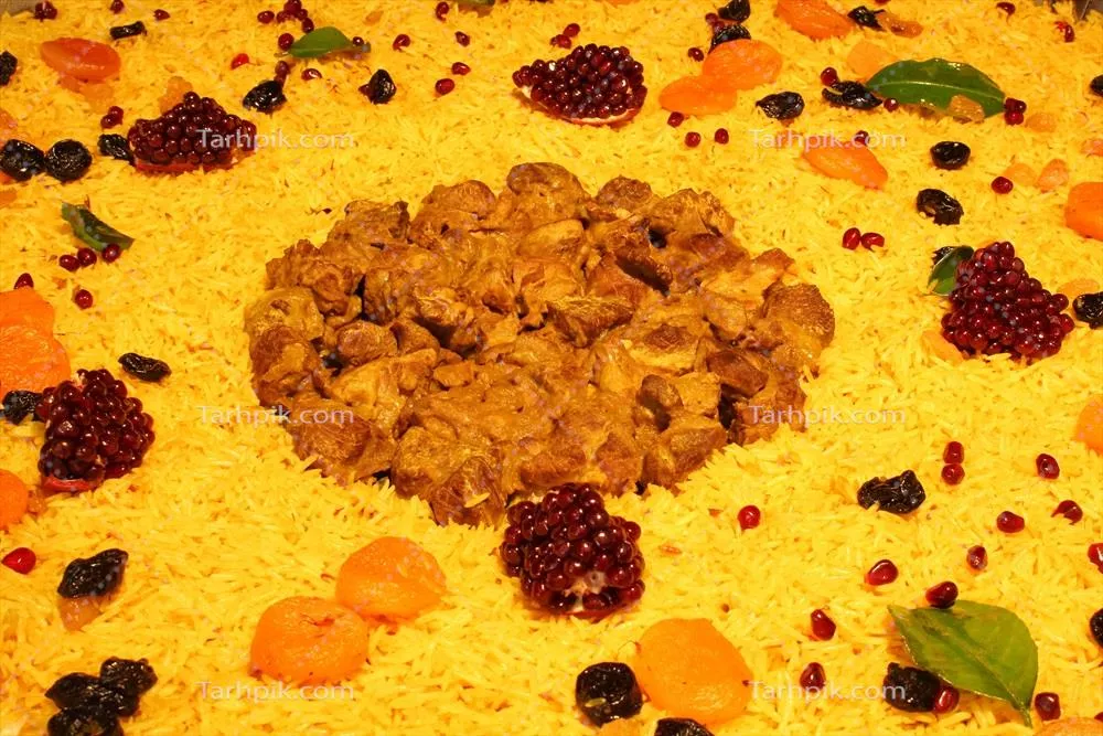 پلو خانگی جشنواره ای با گوشت، سبزیجات و میوه ها در آشپزی شرقی