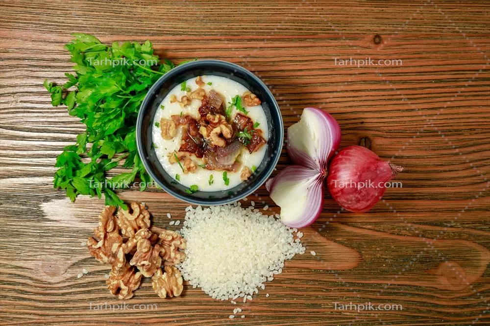 کیشک کُشت با گردو، گشنیز و پیاز، سرو شده در ظرف رُبایی بر روی میز - نمای بالا از غذای عربی