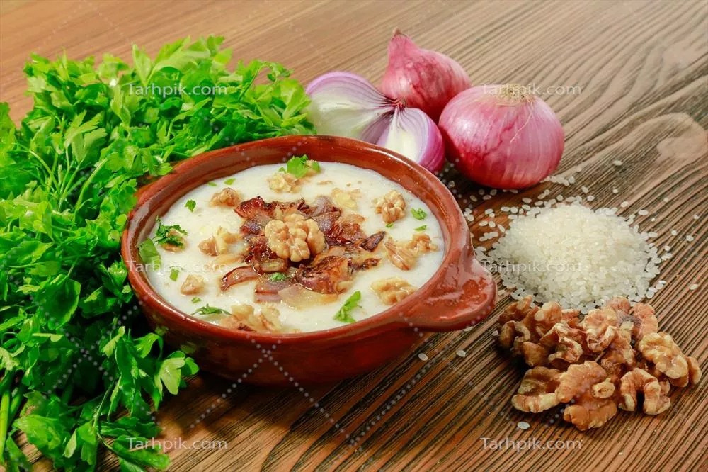 دستور تهیه کشک و کِشج الیماز مصری با گردو، گشنیز و پیاز در دیگ روی میز