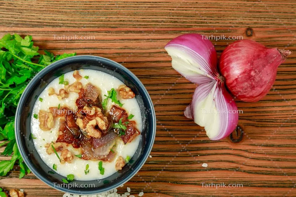 کیشک کِشَک الماس با گردو، گشنیز و پیاز در ظرف، نمای بالا روی میز غذاهای عربی