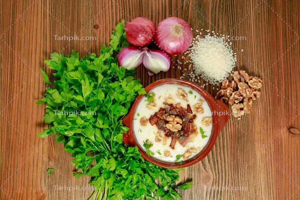 کیشک مصری با گردو، گشنیز و پیاز در ظرفی کلاسیک - نمای بالا