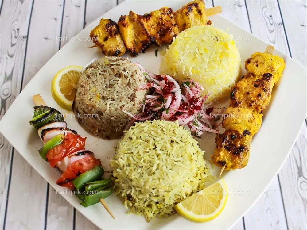 جوجه کباب برنج با پیاز و لیمو، غذای عربی تند و خوشمزه در بشقاب