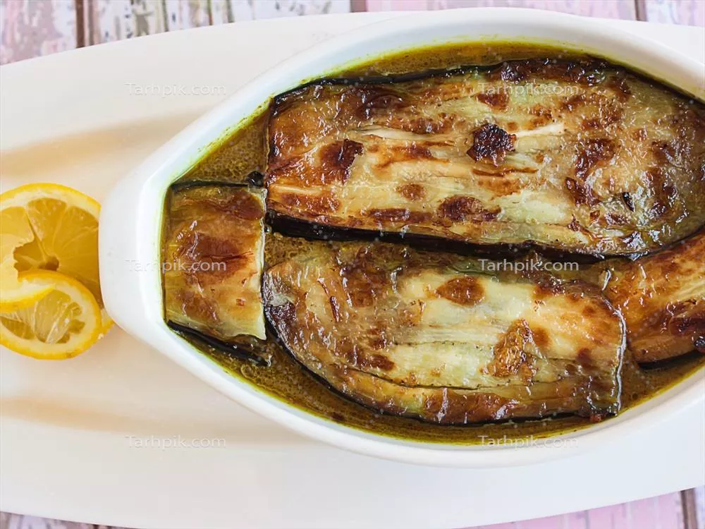 خورشت بادمجان با گوشت بره، غذای عربی تند و خوشمزه در ظروف مخصوص