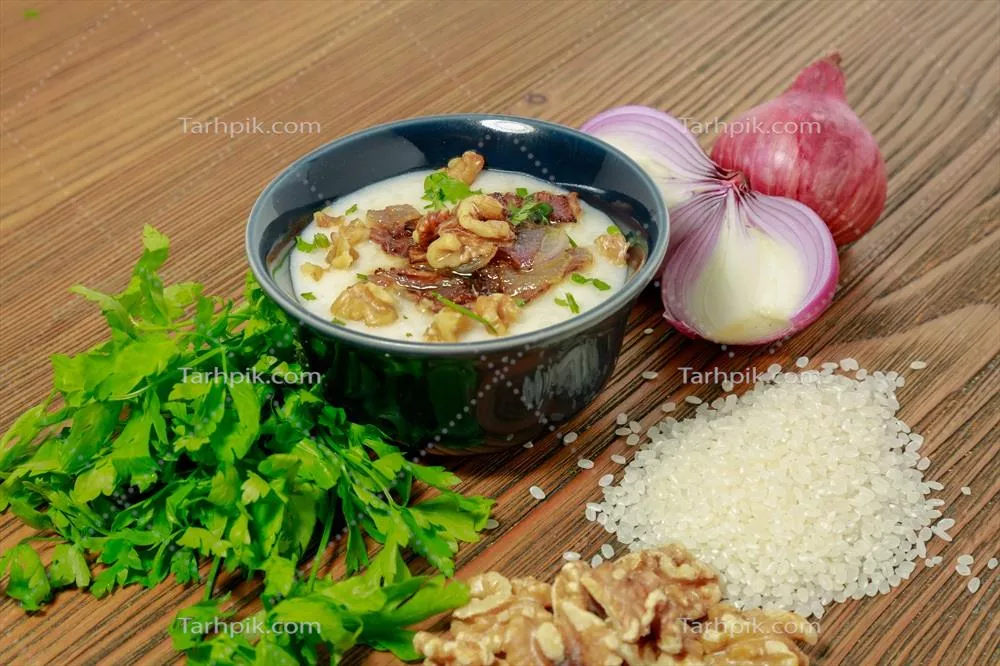 کی้อง کِشک مصری با گردو، گشنیز و پیاز در ظرف در کنار میز