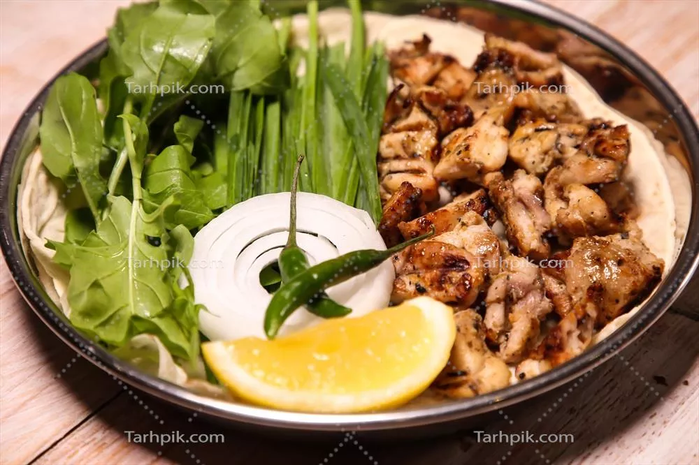 ماهیچه جوجه تیکا با سالاد، سیبزمینی سرخکرده، لیمو و دیپ در ظرفی مجزا