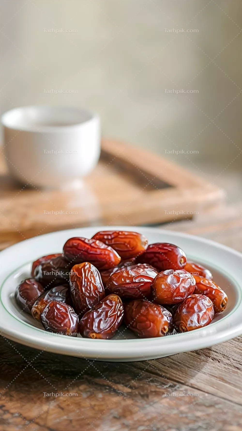 خوراکیهای شیرین در سفره چوبی برای محرم، جشنوارهای فرهنگی و مذهبی