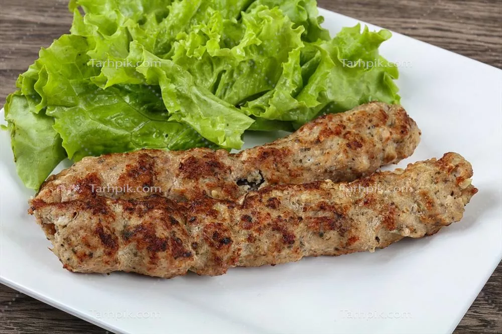 کباب گوشت بر روی پسزمینه چوبی، خوشمزگی اصیل ایرانی را به تصویر میکشد