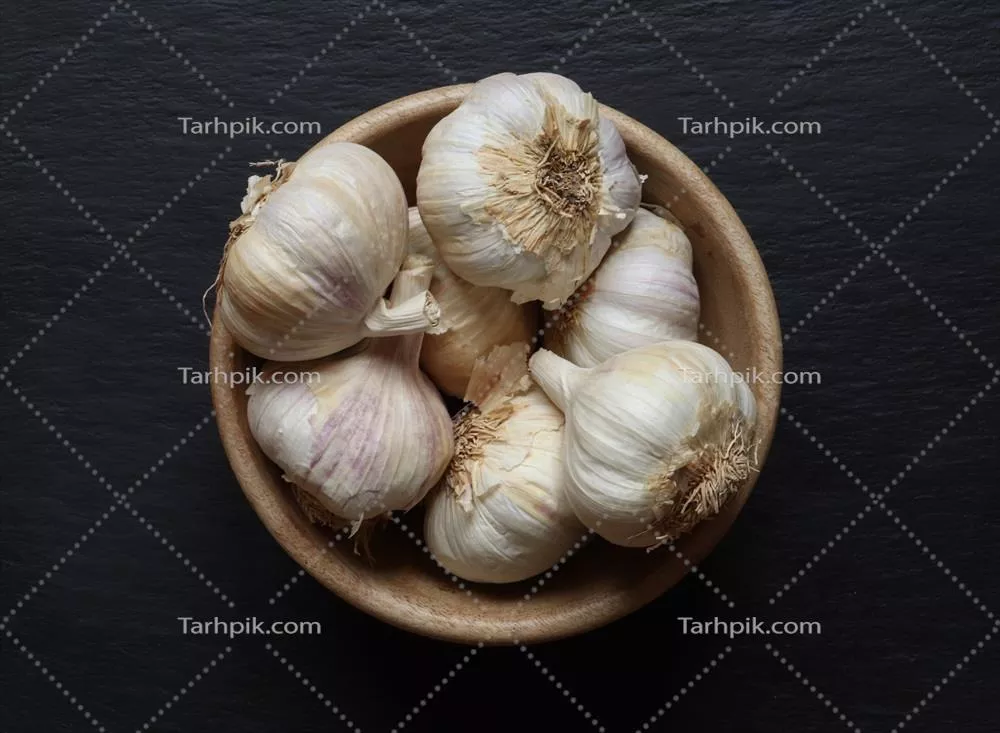 سریهای سیر در یک کاسه چوبی زیبا و طبیعی