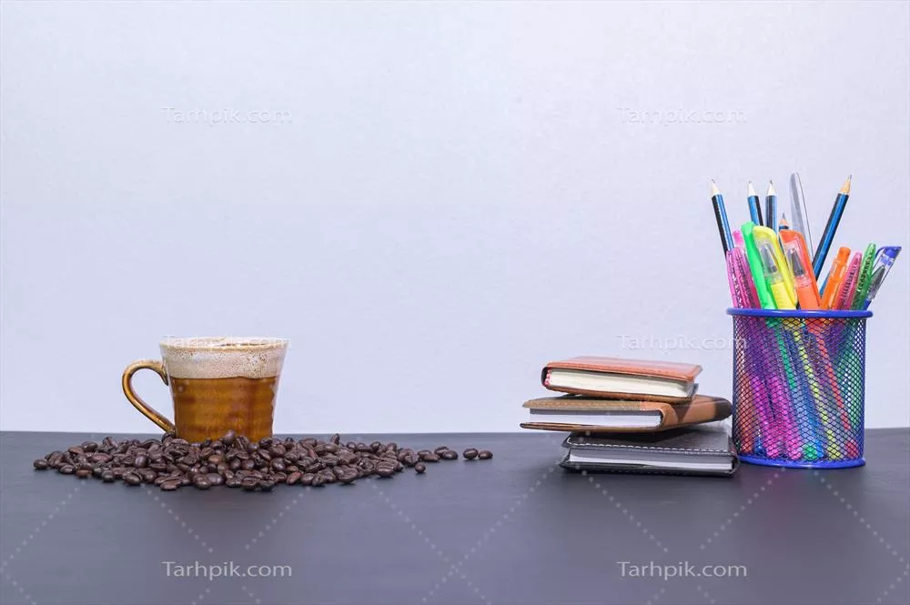 لوازم التحریر و قهوه روی میز دفتر کار: ترکیبی از خلاقیت و انرژی