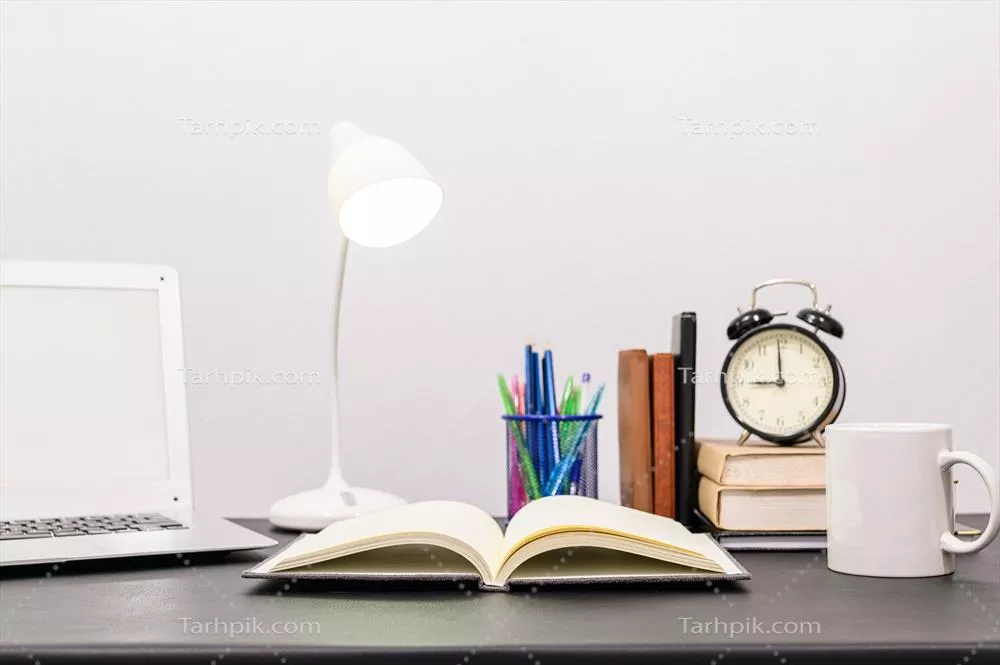 کتابها و لوازمالتحریر روی میز: فضایی برای مطالعه و خلاقیت