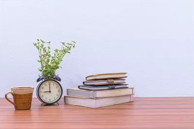 کتابها و گلها روی میز: زیبایی و آرامش در محیط کار