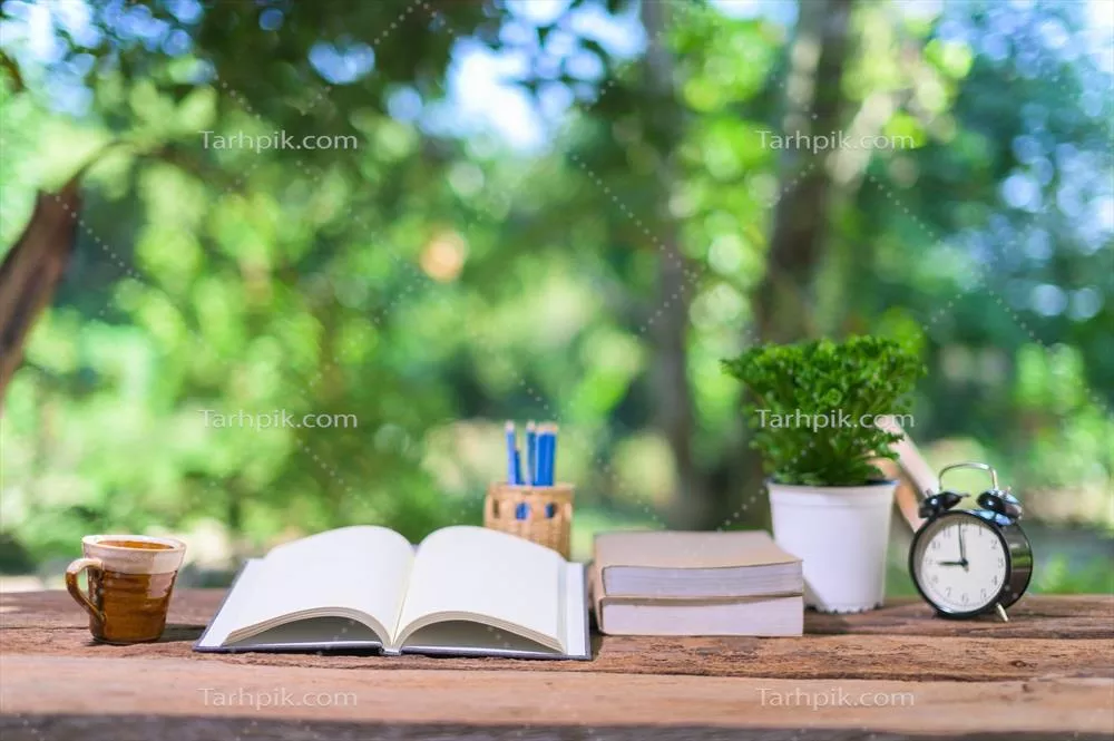 کتاب ها و لوازم التحریر روی میز: راهنمایی برای ترتیب و زیبایی