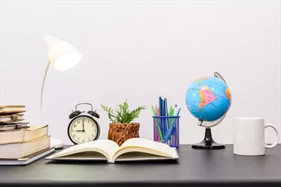 کتابی که بر روی میز قرار دارد و الهام بخش مطالعه است