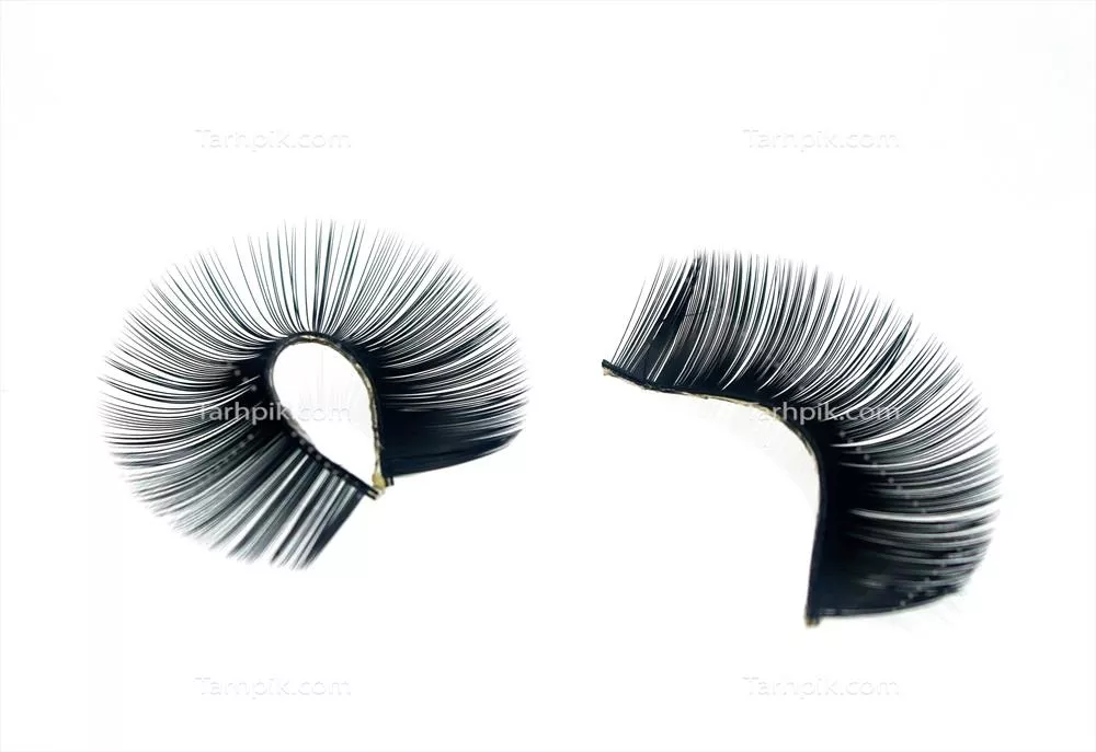 راهنمای جامع مژه‌های مصنوعی: انتخاب و استفاده از دو مدل مختلف مژه