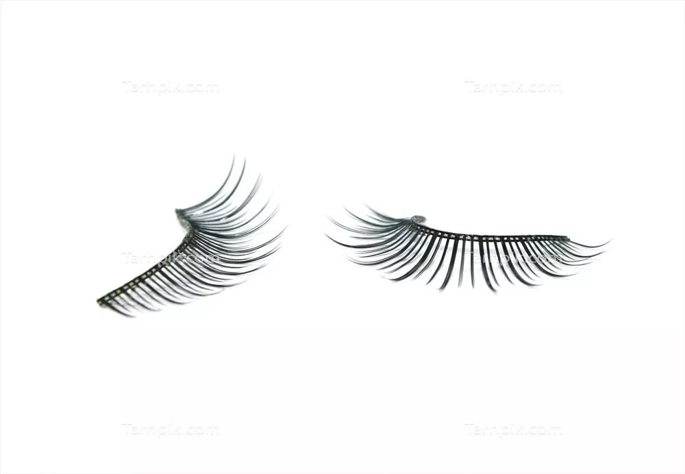 دو مژه مصنوعی جدا شده بر روی زمینه سفید