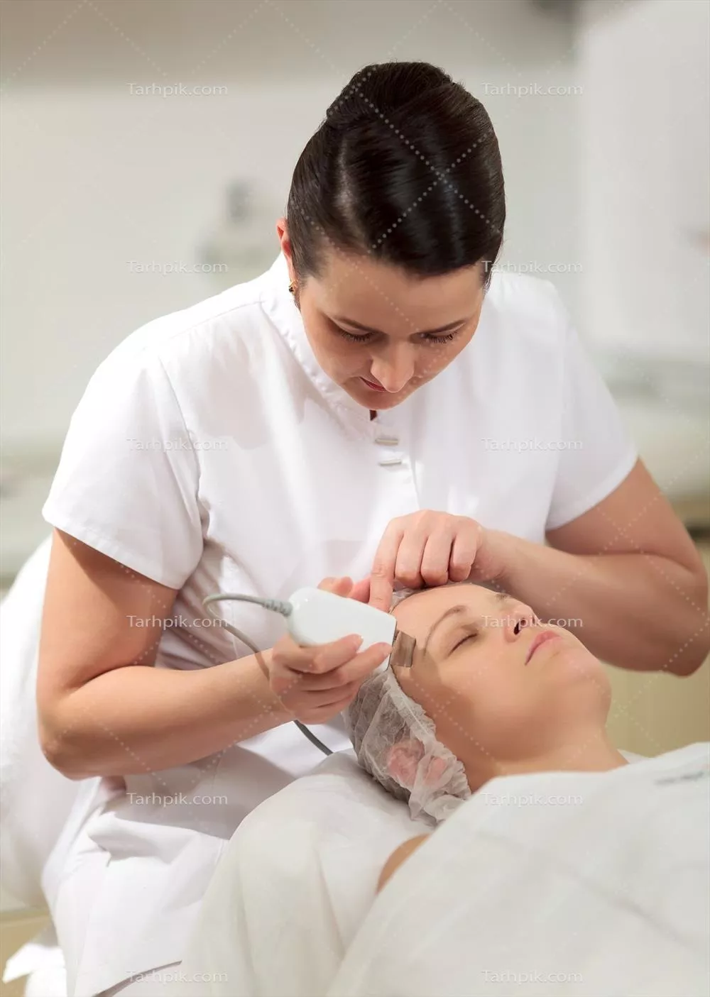 خدمات پاکسازی صورت با اولتراسونیک توسط آرایشگر حرفه‌ای