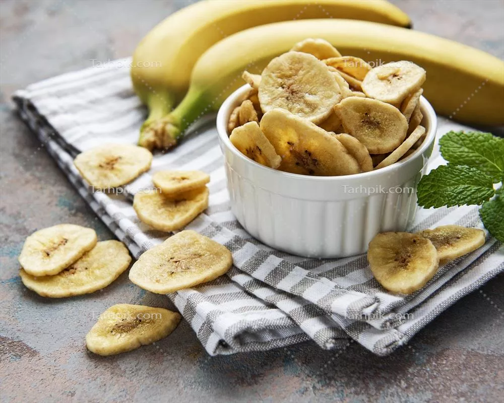 خرد شده موز خشک و قند دار برای میان وعده خوشمزه و سالم