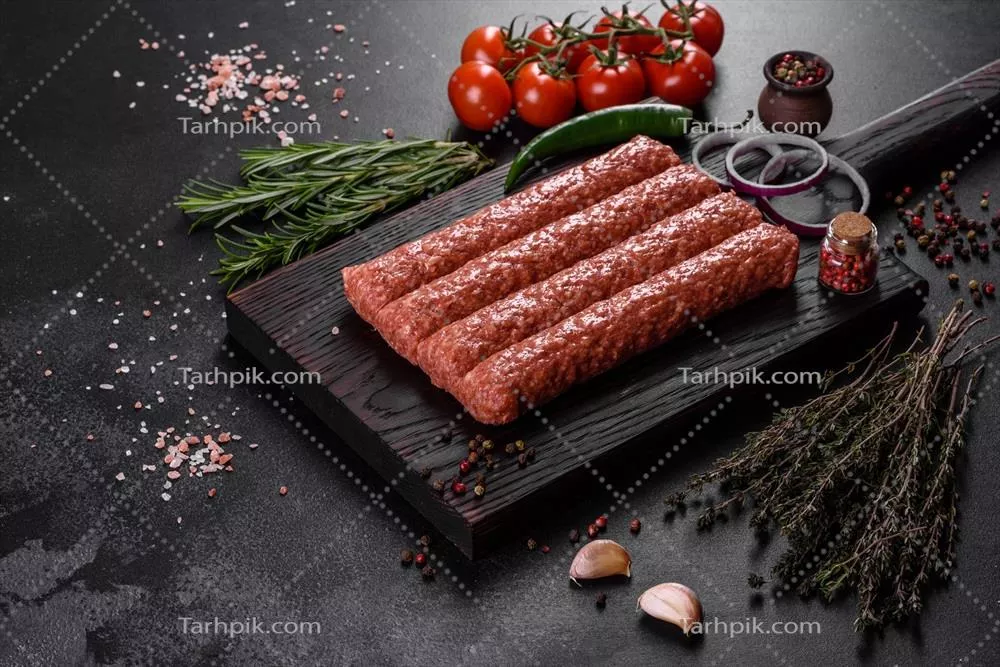 گوشت چرخ کرده تازه و خام برای کباب‌های گریل شده با ادویه‌جات و سبزیجات