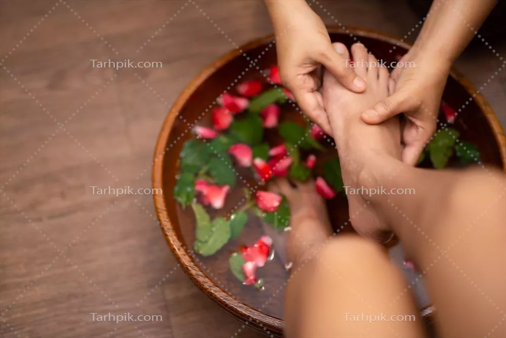 عکس از نمای بالا: پاهای یک زن در آب با آرامش و طراوت