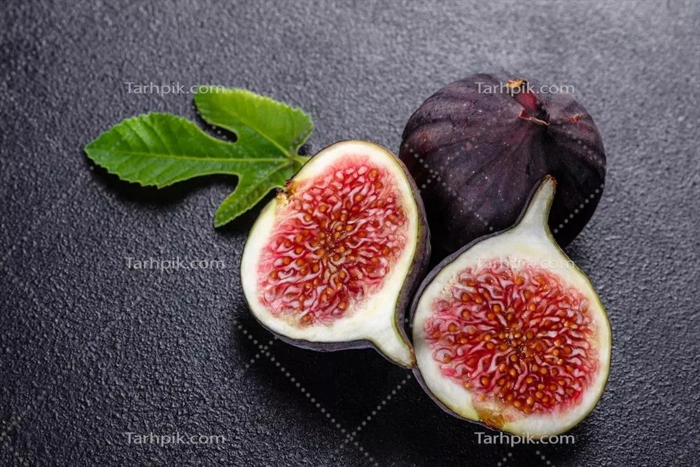 انواع تازه و رسیده انجیر بر روی سطح بتنی تیره و برداشت انجیر