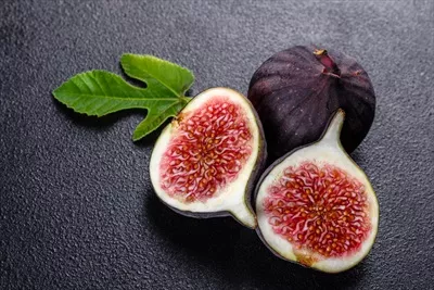 انواع تازه و رسیده انجیر بر روی سطح بتنی تیره و برداشت انجیر