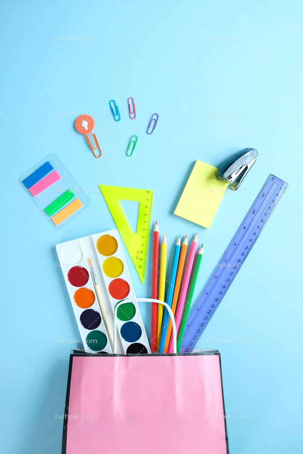 مدرسه بازگشایی: انواع لوازمالتحریر بر روی پسزمینه آبی روشن