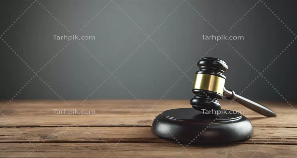مفاهیم حقوقی و قضائی: کارکرد و نماد چکش قاضی بر روی میز چوبی