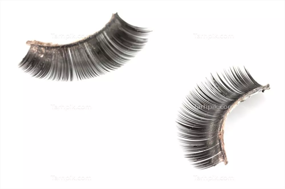 استفاده از مژه‌های مصنوعی: نمای کلوزآپ بر روی پس‌زمینه سفید